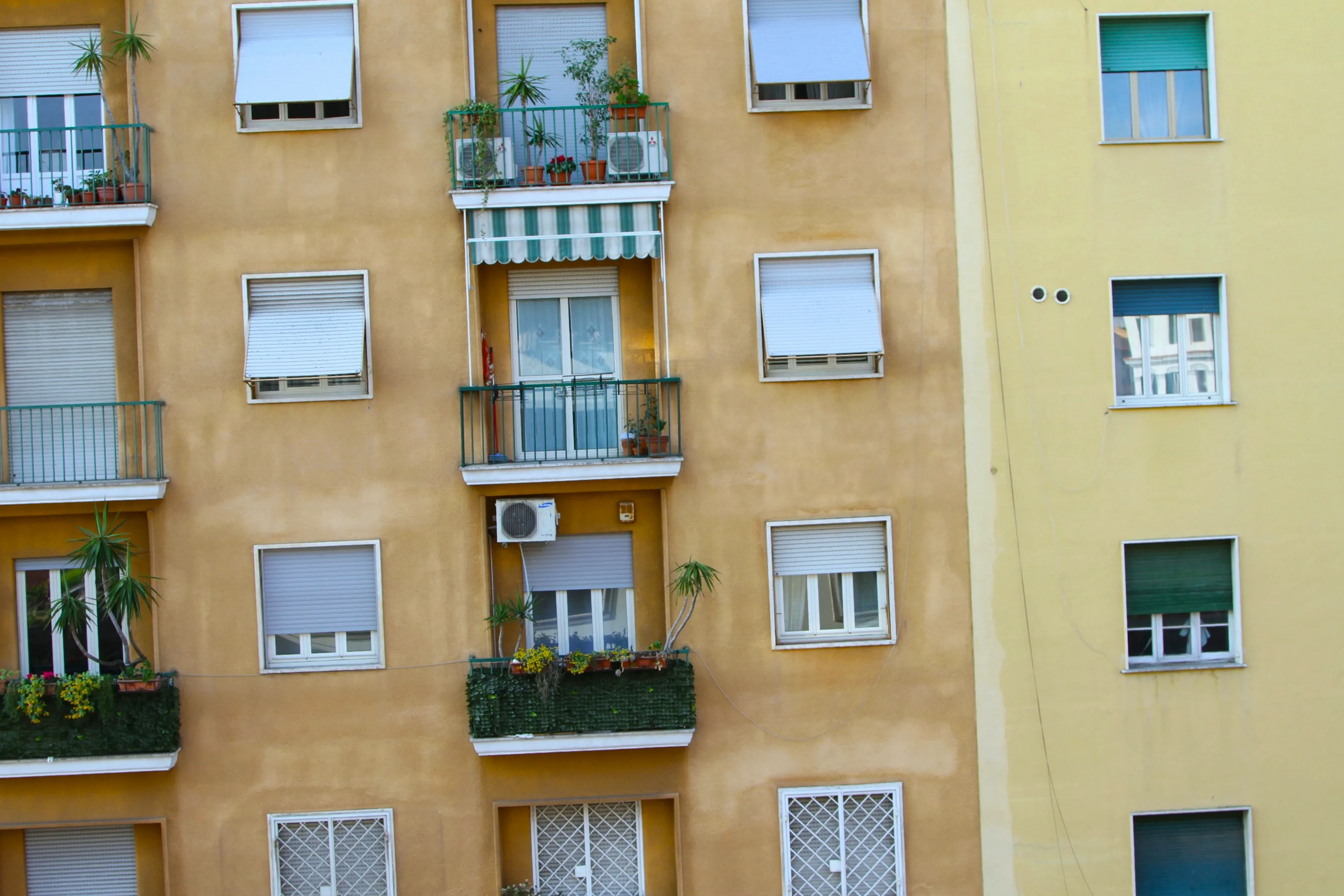 Impermeabilización en Romo: pide presupuesto. Bloque de viviendas con balcones y persianas