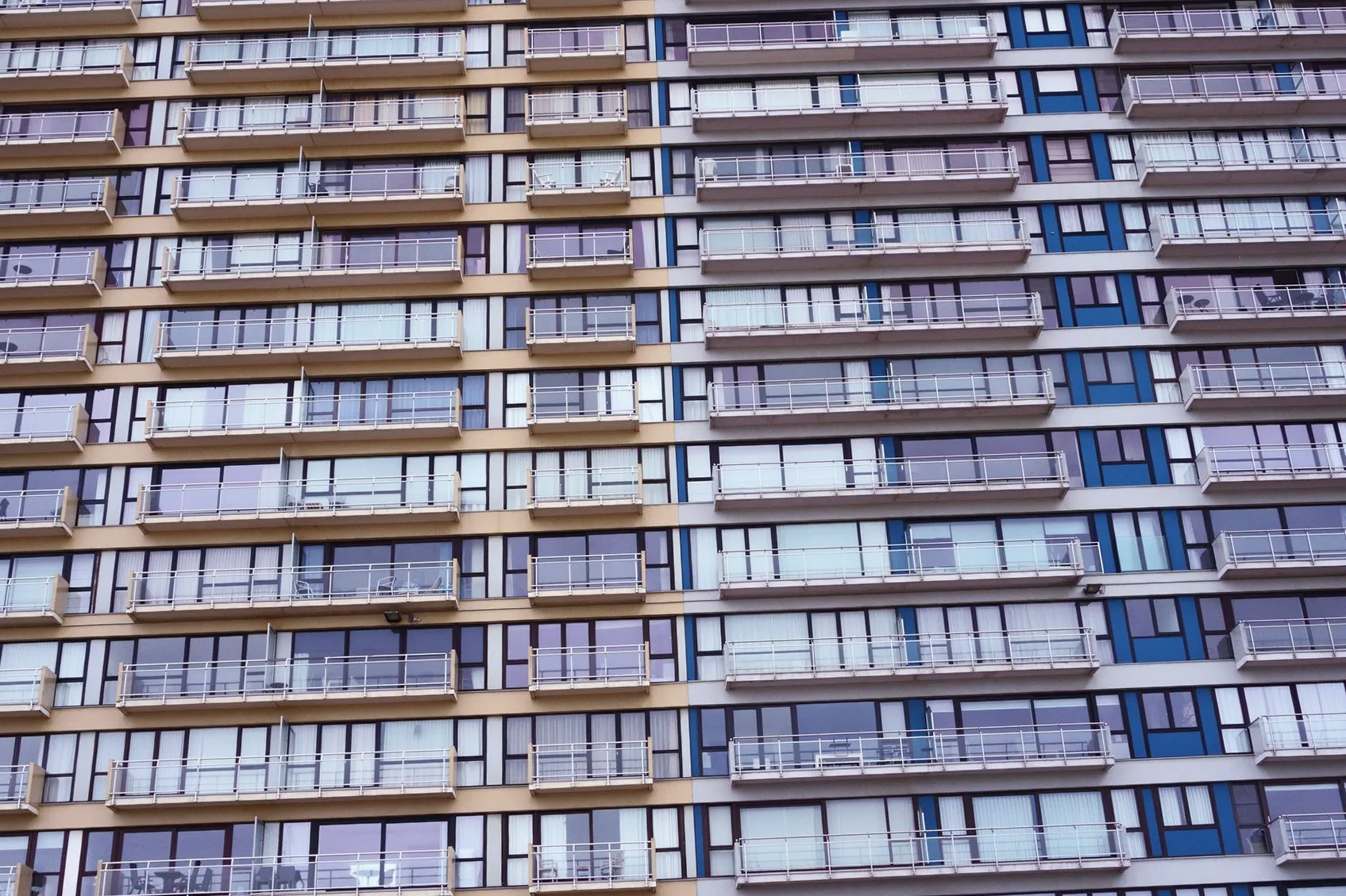 Impermeabilización en Erandio: pide presupuesto. Edificio de pisos con hileras de terrazas