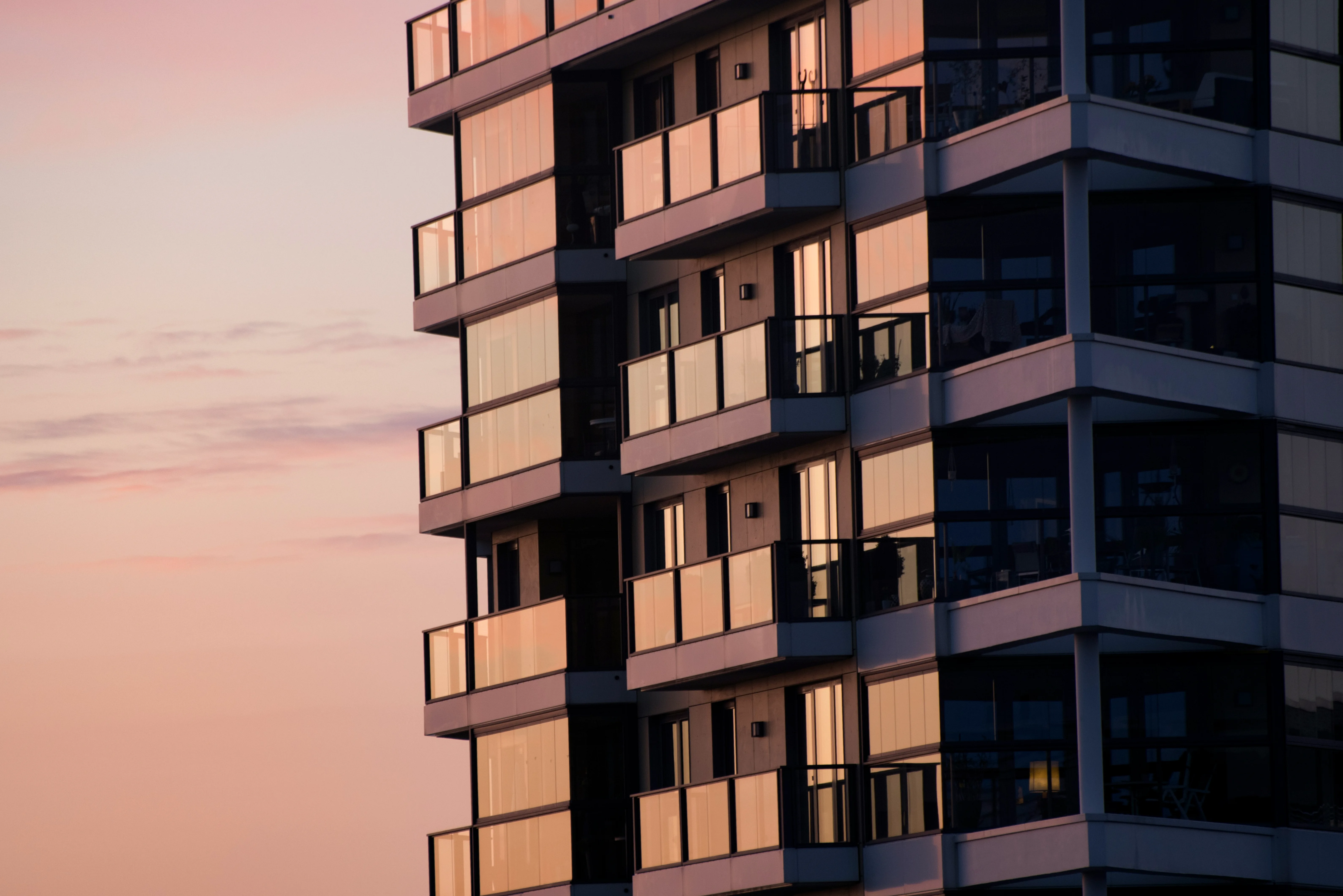 Impermeabilización en Begoña: pide presupuesto. Edificio de viviendas con balcones al atardecer