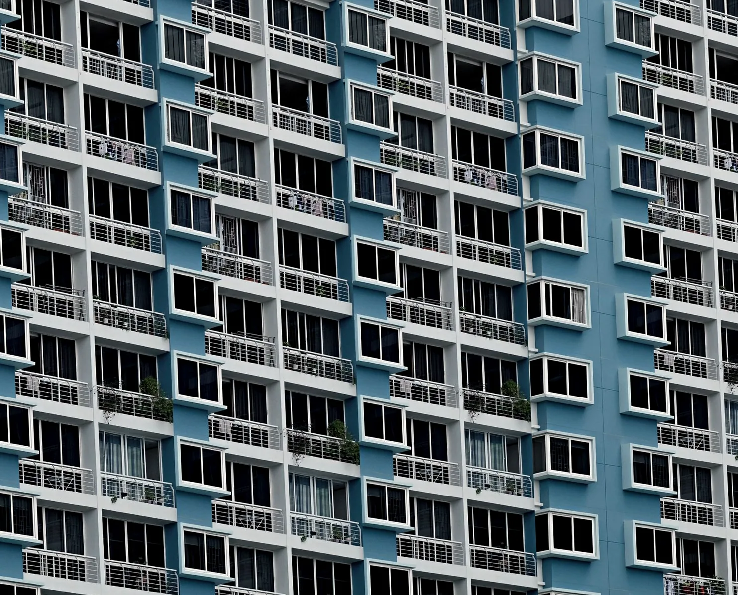 Impermeabilización en Deusto: pide presupuesto. Edificio de viviendas con ventanas y balcones