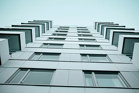 Impermeabilización en Leioa: pide presupuesto. Edificio residencial moderno visto desde abajo