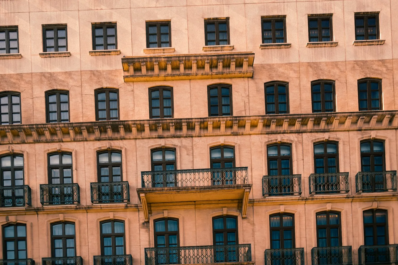 Impermeabilización de fachadas en Getxo: pide presupuesto. Fachada de un edificio de viviendas con balcones y ventanas