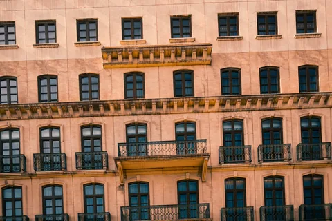 Impermeabilización de fachadas en Getxo: pide presupuesto. Fachada de un edificio de viviendas con balcones y ventanas