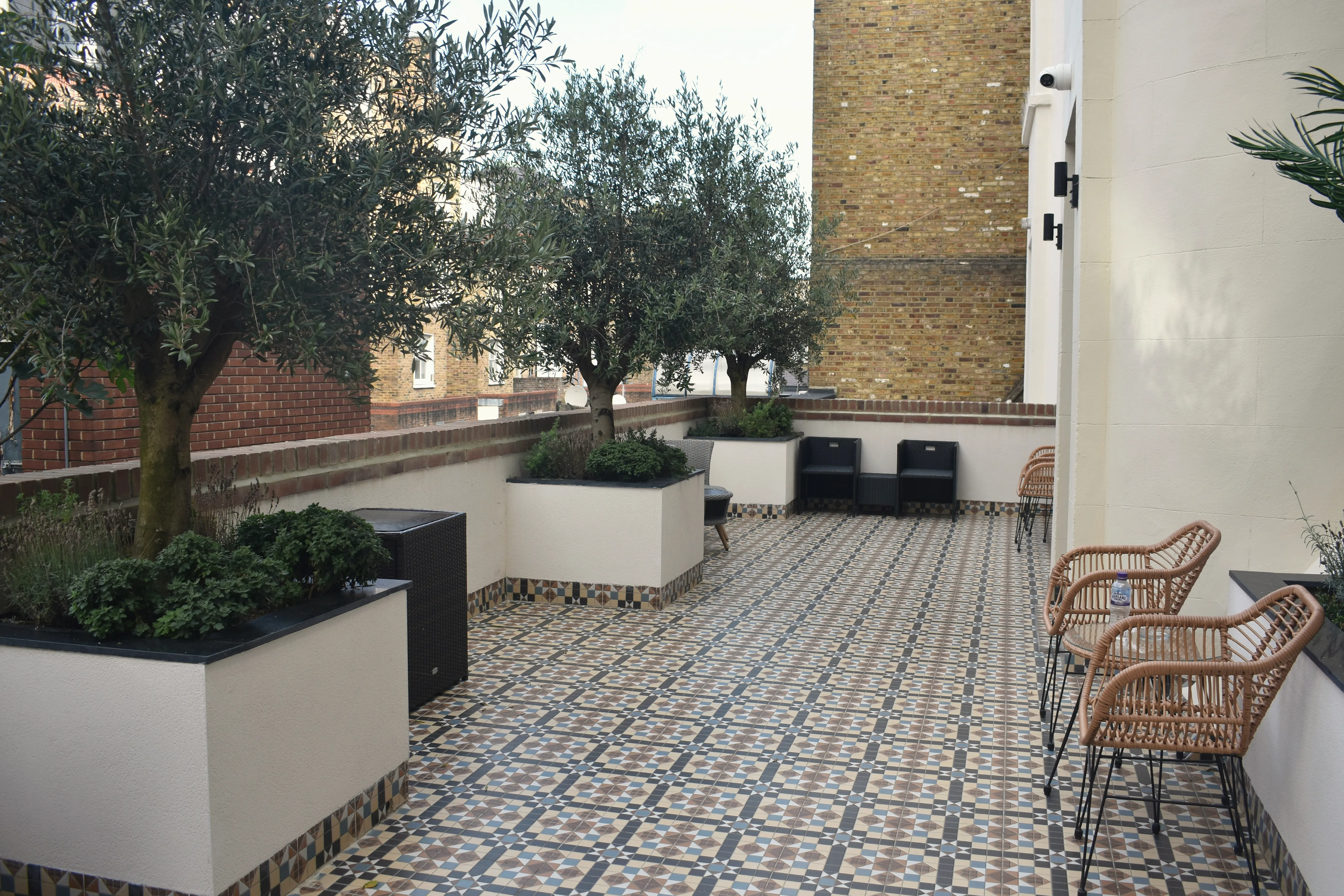 Impermeabilización de terrazas en Getxo: pide presupuesto. Terraza embaldosada con jardineras y mobiliario de exterior
